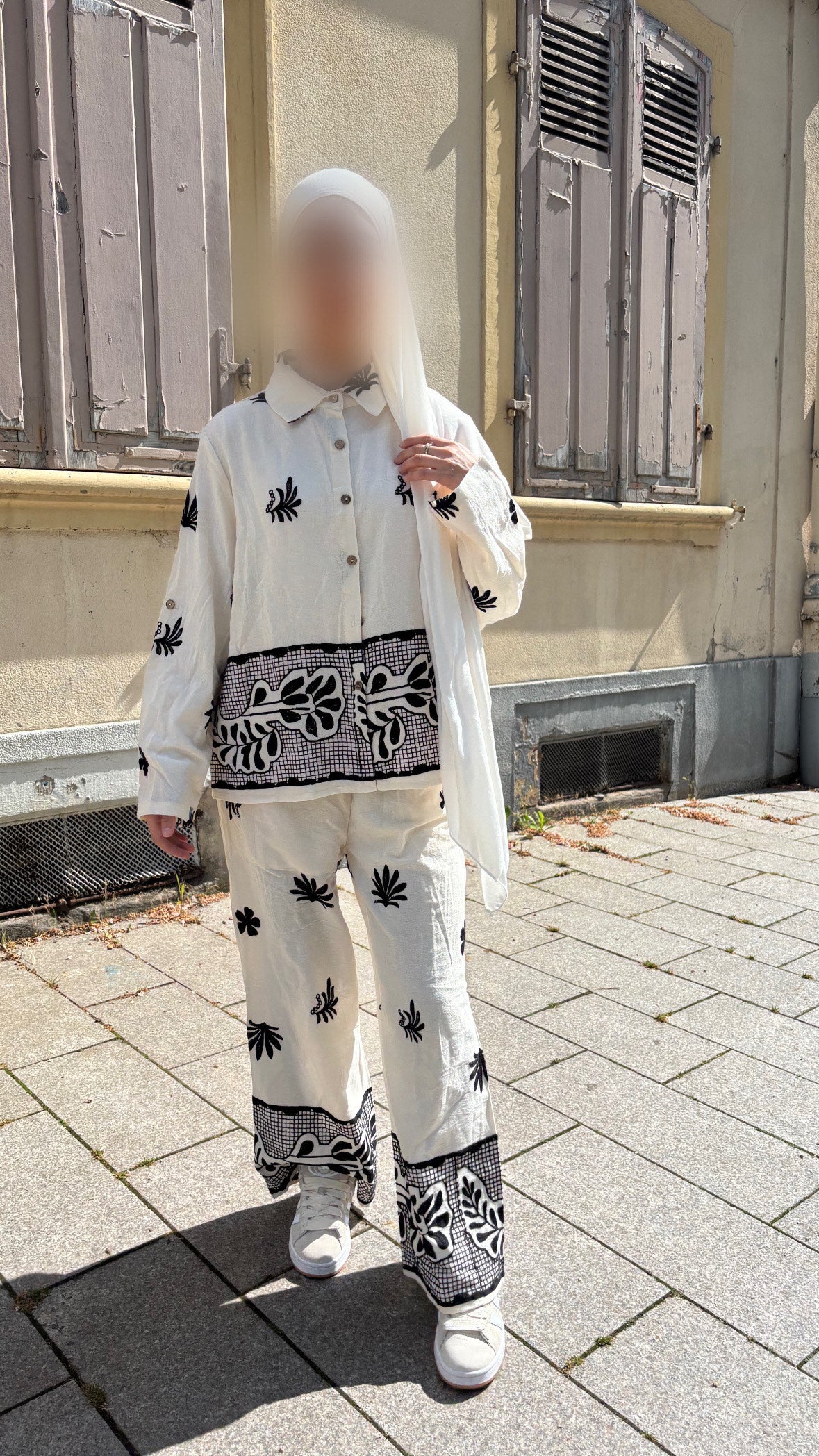 Ensemble en lin brodé