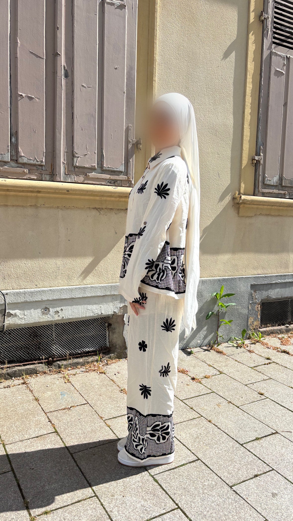 Ensemble en lin brodé