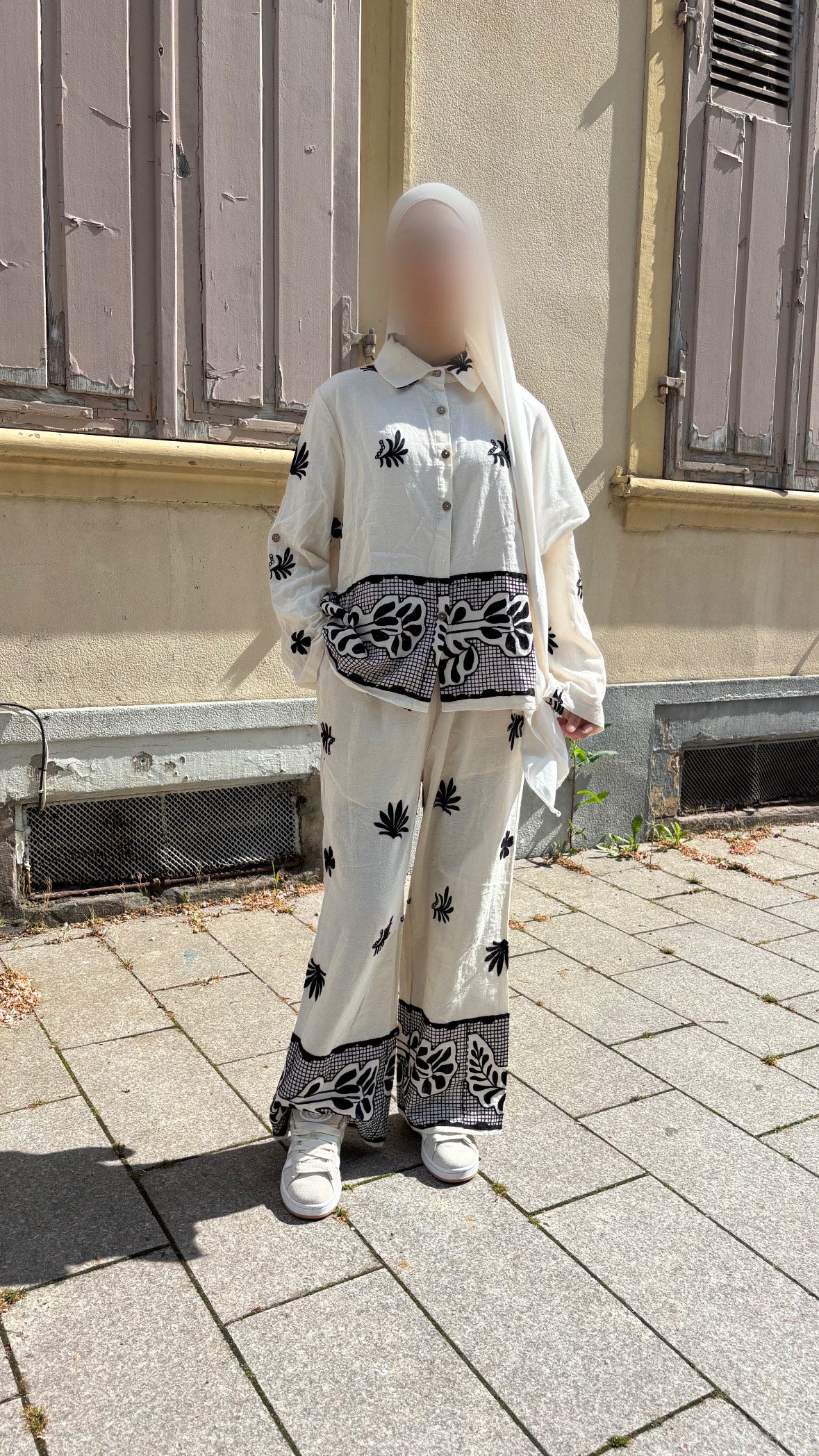 Ensemble en lin brodé